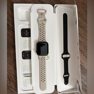 Apple Watch Series 6 SEwith Sport Black Silicone Band (2 lengths) 44mm